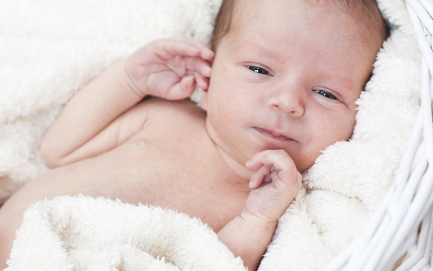 3 motive pentru care bebelușul doarme cu ochii deschiși