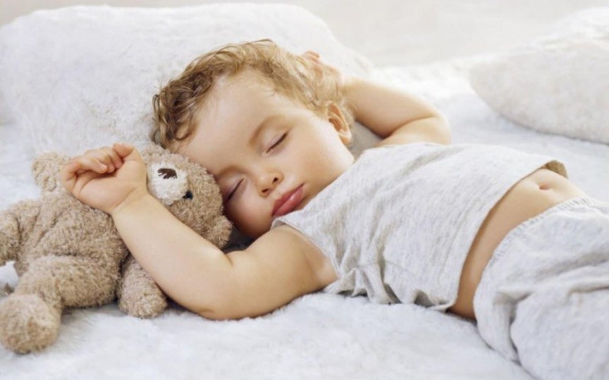Vrei ca al tău copil să doarmă în patul lui? 3 strategii eficiente