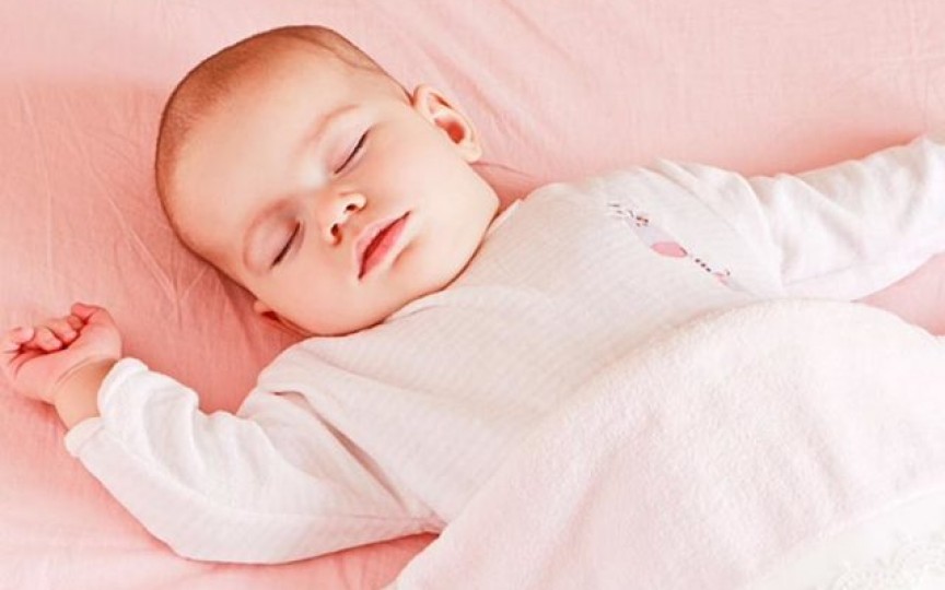 Somnul în siguranță al bebelușului: 10 sfaturi pentru părinți