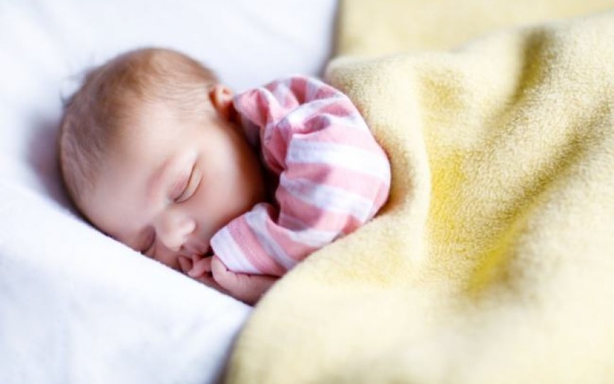 Specialiști în pediatrie: Copilul doarme mai mult și mai bine dacă are camera lui