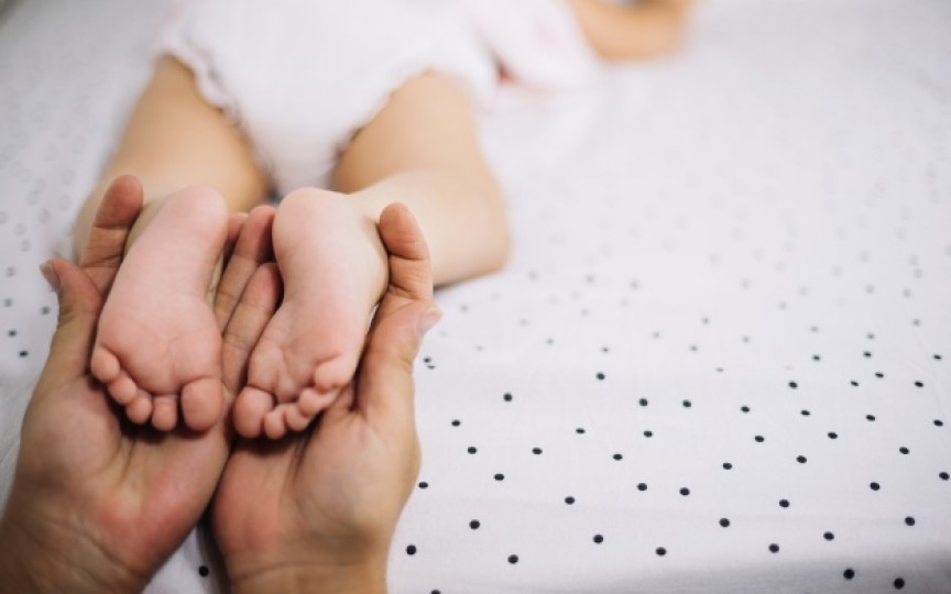 De ce străinii NU ar trebui să atingă un nou-născut