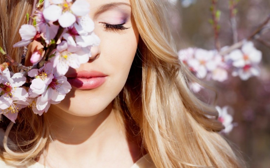 Primăvara te învăluie în frumusețe! Află ce produse sunt recomandate pentru îngrijirea tenului în această perioadă