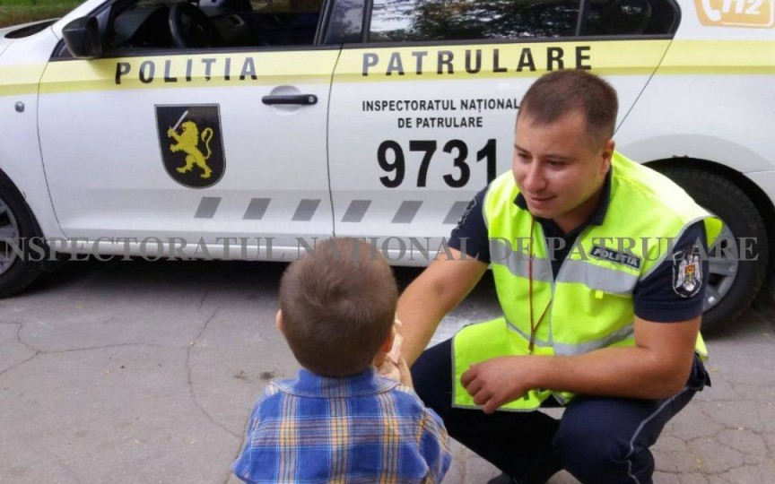 Copil de 2 ani rătăcit în capitală. În timp ce mama și poliția îl căuta o femeie i-a schimbat hainele ceea ce l-a făcut mai greu de identificat
