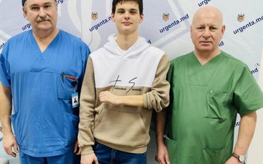 Medici din R. Moldova au reușit să replanteze mâna stângă, cu recuperarea  a 90% din funcții și a sensibilității, unui tânăr în vârstă de 18 ani