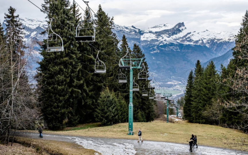 Alpii au rămas fără zăpadă. Peisaj de iarnă cu iarbă verde
