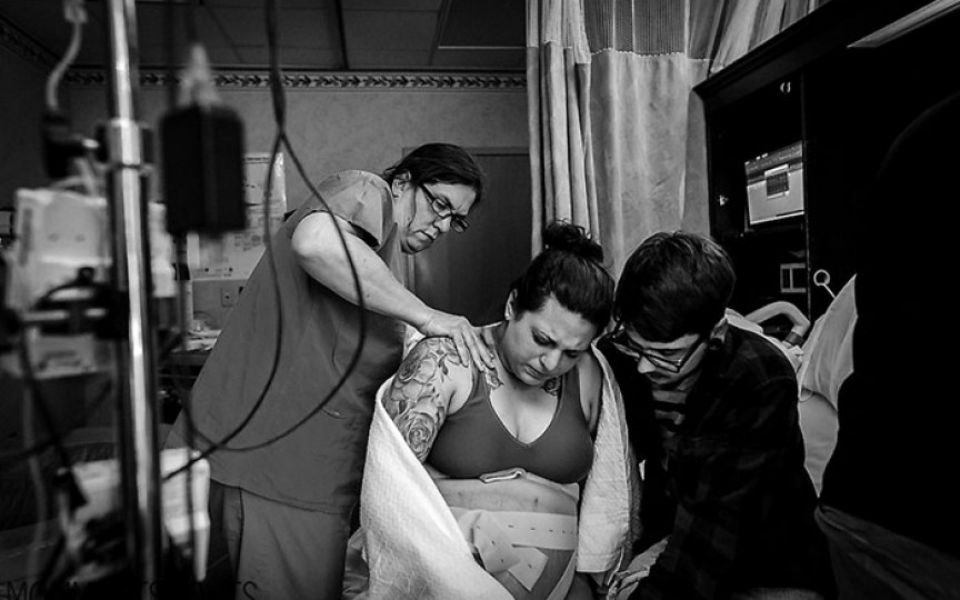 Imagini emoționante cu asistentele medicale care ajută femeile la naștere