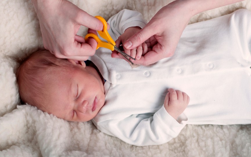 Sfaturi pentru părinți: cum se taie corect unghiile bebelușului