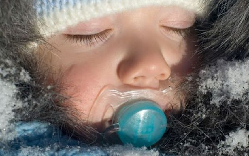 La creșele din Suedia, toţi copiii până la 3 ani sunt scoşi în frig şi lăsaţi să doarmă în aer liber