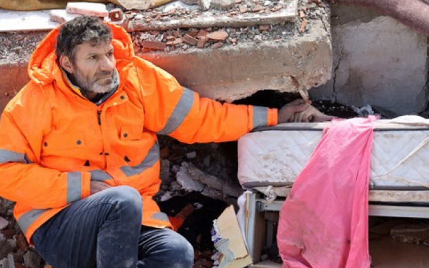 Imagini dureroase. Un tată îşi ţine de mână fiica moartă, prinsă sub dărâmături, după cutremurele din Turcia