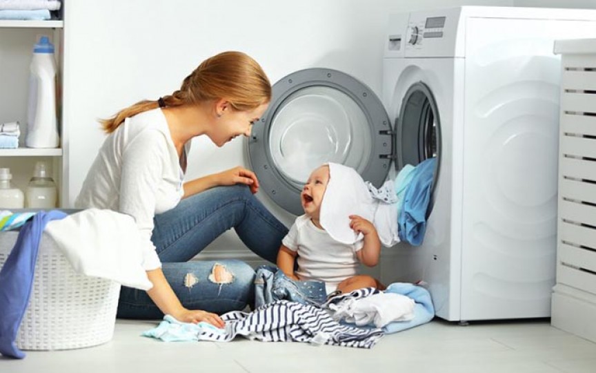5 greșeli periculoase pe care le faci când speli hainele bebelușului