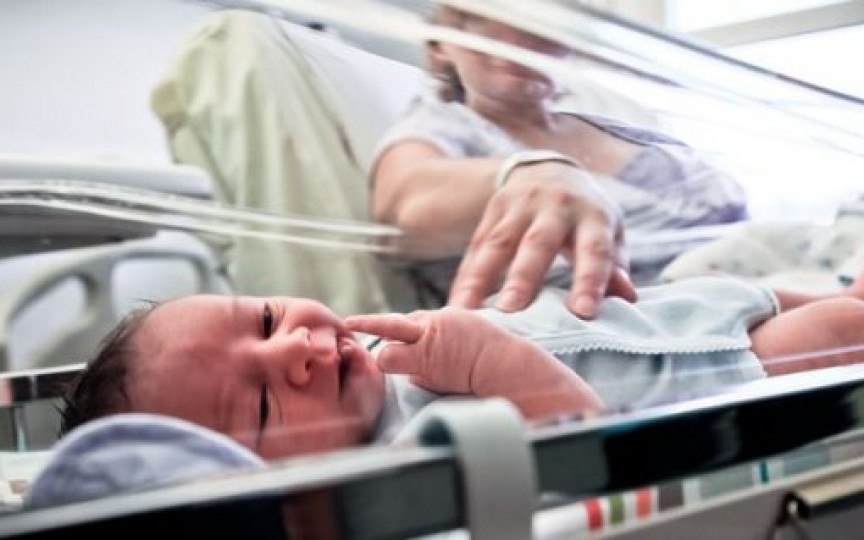 A născut o fetiță de 5 kg și a fost nevoie de un doctor musculos ca să o scoată din burtică