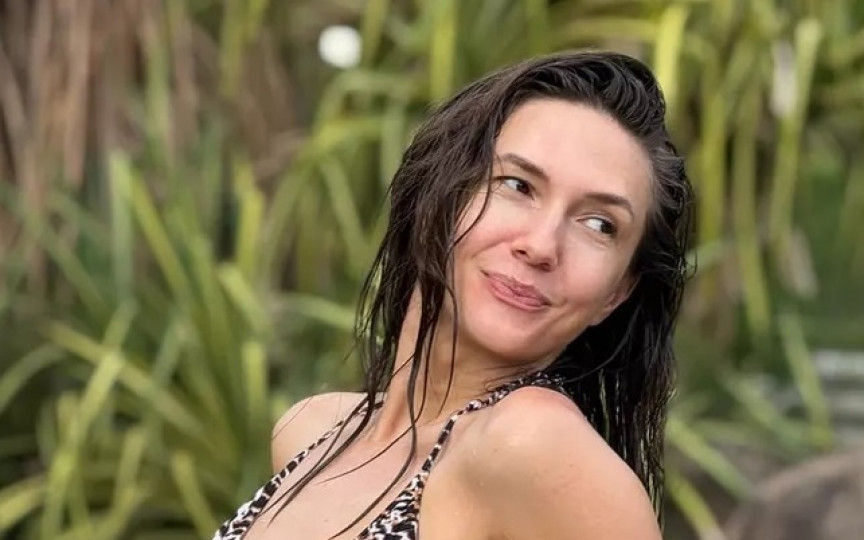 Adela Popescu, în costum de baie, pe Instagram. Ce reacție a avut soțul ei