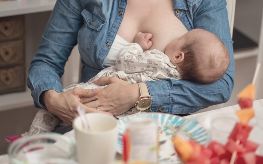 În vizită la bebelușul care este alăptat. 5 reguli de bază