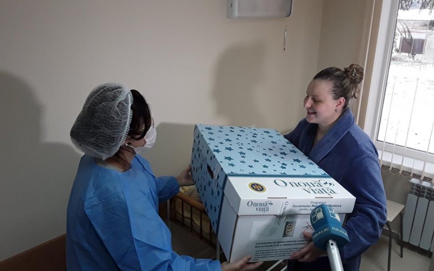 Deja 13 mii de nou-născuți au primit cutii cu produse de primă necesitate