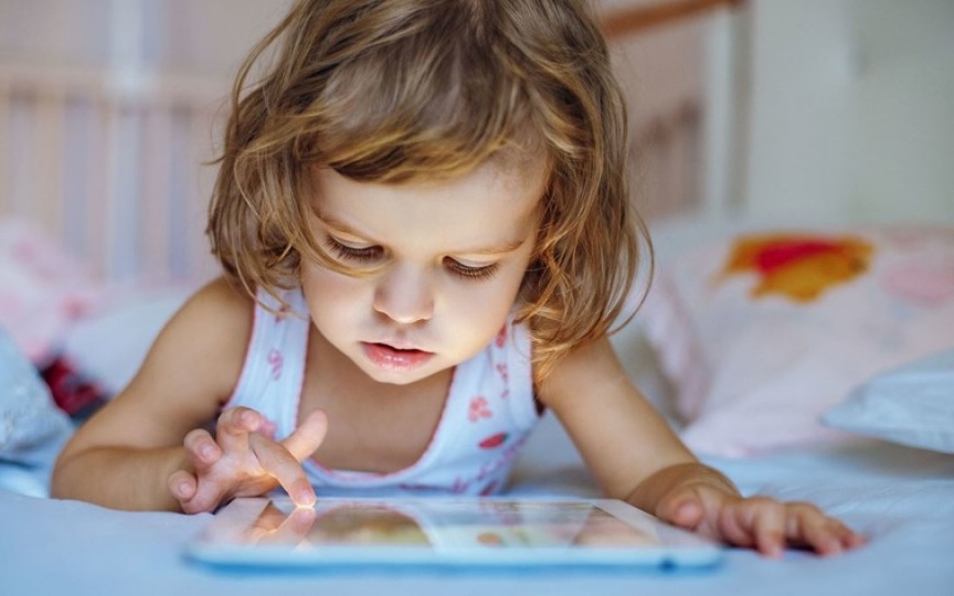 Studiu: Majoritatea copiilor de 2-3 ani petrec prea mult timp în fața ecranelor