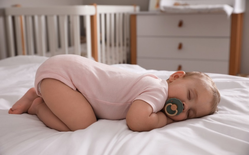 De ce doarme bebelușul tău ca un pui rotisat?