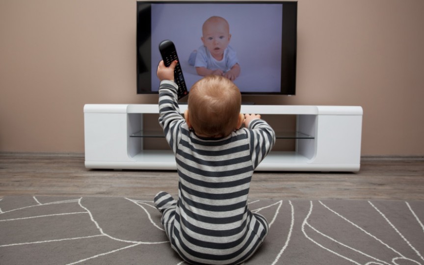 Pentru ca copilul să aibă un limbaj bogat, închide televizorul!