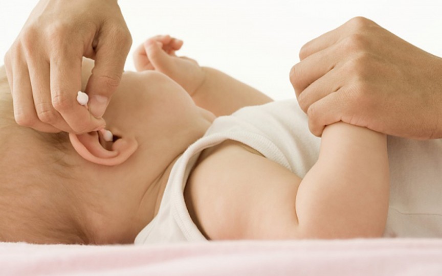Renunță la bețișoarele de vată când cureți urechile bebelușului!