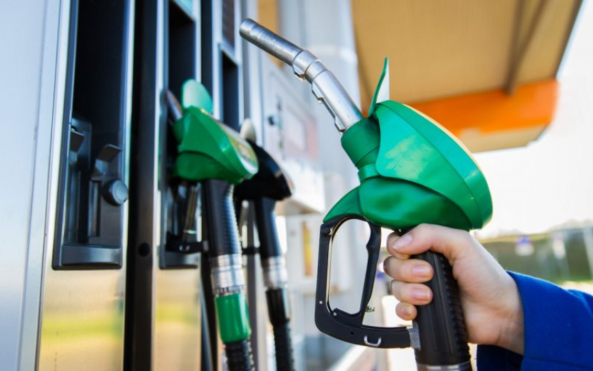 Benzina și motorina se ieftinesc. ANRE a afișat noile prețuri la carburanți valabile în weekend