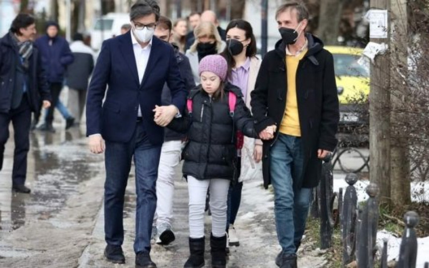 O fetiţă cu sindrom Down din Macedonia de Nord, dusă la şcoală de preşedintele ţării, într-un gest de susţinere după ce părinţii colegilor n-au vrut-o în clasă