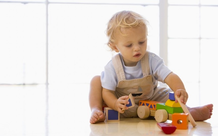 Beneficiile jucăriilor de lemn pentru copiii mici