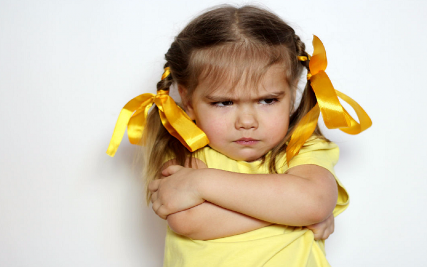 Copil nervos și încăpățânat – tactici pentru părinți