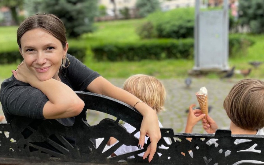 Adela Popescu, mărturisire sinceră: După ce adorm copiii, îmi vine să îngenunchez lângă ei