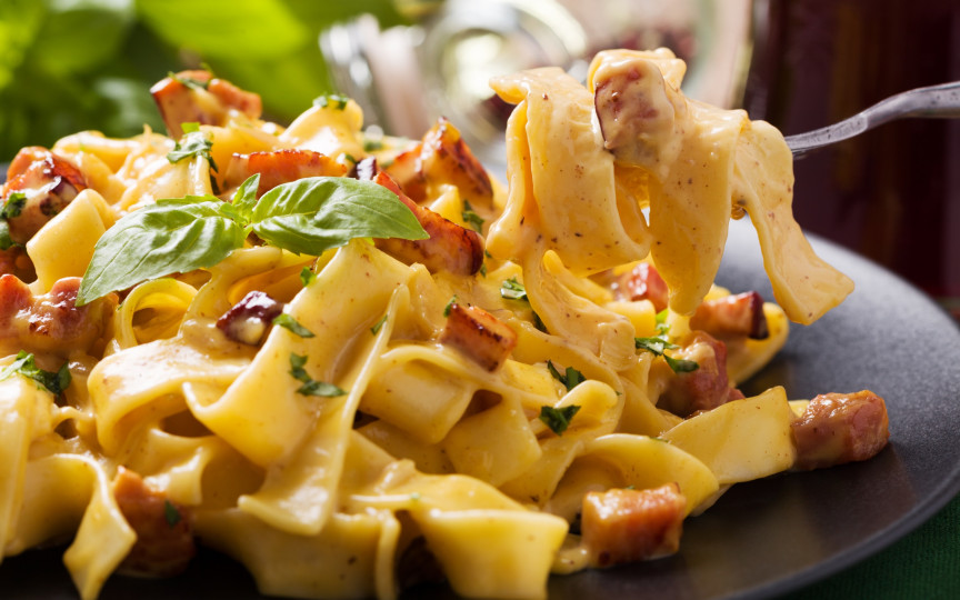 Cea mai delicioasă rețetă de tagliatelle cu ciuperci și bacon. Se prepară rapid și este ideală pentru cină