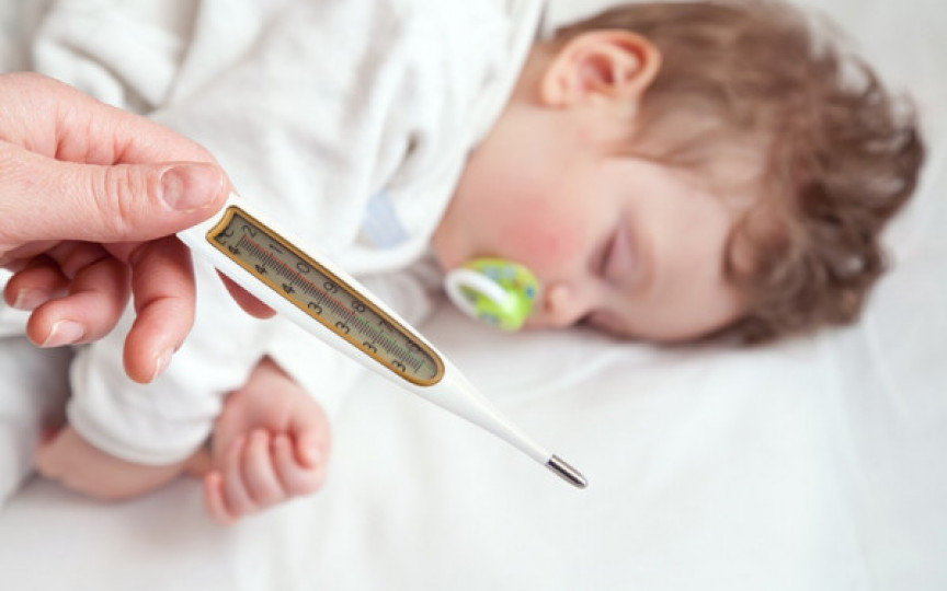 Medic despre febra la copii: În ceea ce-i privește pe bebeluşi, 37,7°C este o temperatură foarte ridicată