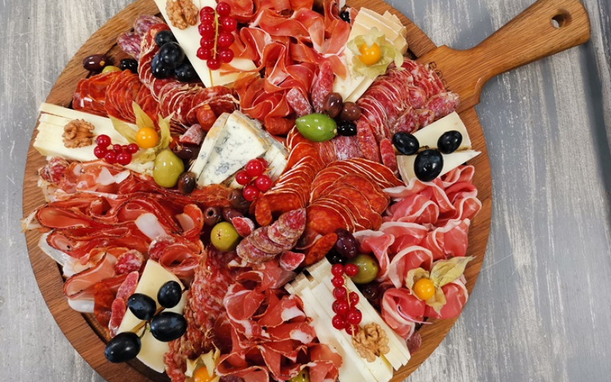 Platourile reci: combinații reușite de mezeluri, brânzeturi, nuci și fructe