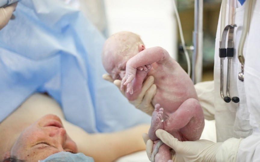 Studiu: copiii născuți prin cezariană sunt mai predispuși bolilor