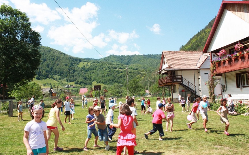 Peste 600 de elevi de la noi se pot odihni gratuit în taberele din România
