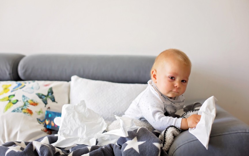 Cum îți ajuți bebelușul răcit să respire mai ușor în timpul somnului