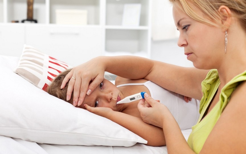 Sfatul pediatrului: ce trebuie și ce nu trebuie să faci când are febră