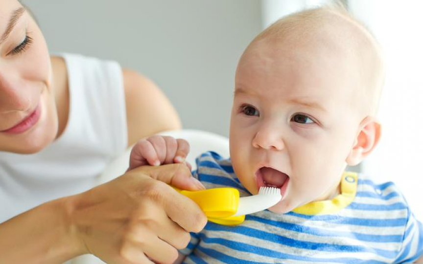 Medic stomatolog: Copiii trebuie spălați pe dinți de la primul dinte de lapte