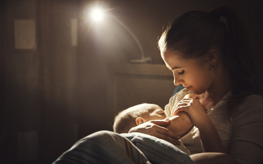 5 motive pentru care bebelușul se trezește noaptea, pentru a fi alăptat