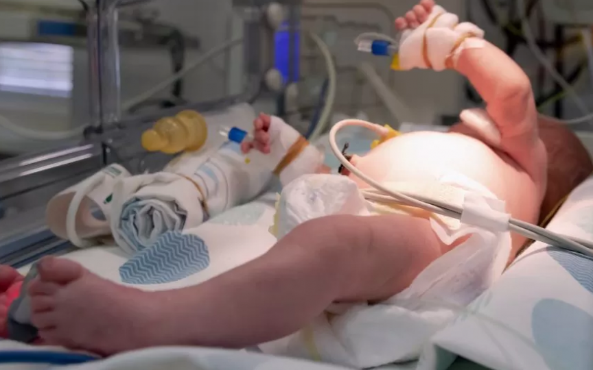 Copil operat la naștere: „La nici o ecografie medicii nu au văzut că intestinele fătului se dezvoltau în sacul amniotic, nu în abdomen”