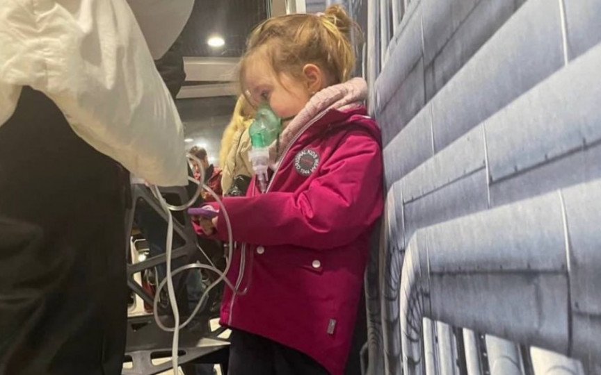 Imaginea virală cu o fetiță care și-a conectat inhalatorul la generatorul unei benzinării din Ucraina