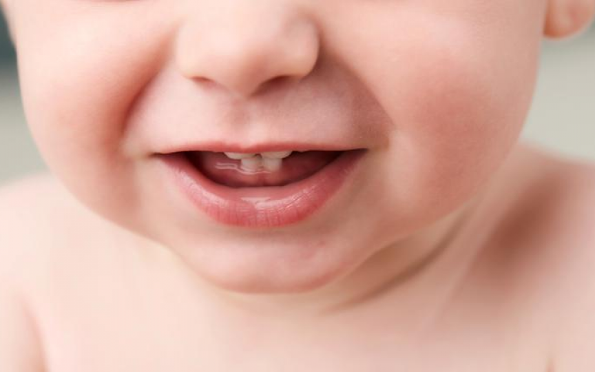 Medic pediatru despre erupția dentară la bebeluși și sfaturi pentru părinți