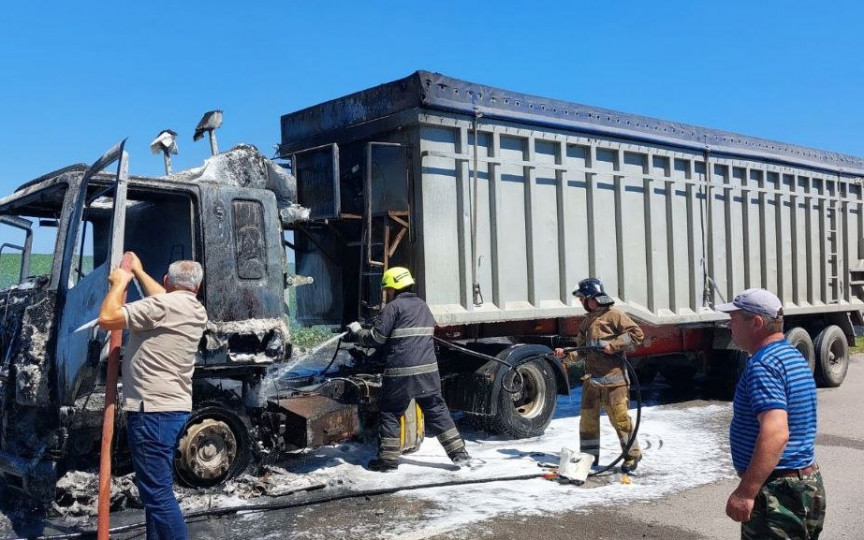 Un camion încărcat cu 24 de tone de porumb a luat foc în timp ce se deplasa spre portul Giurgiulești (FOTO)
