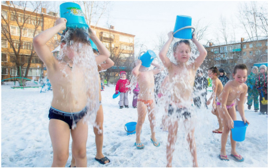 Program școlar în Siberia: Copiii fac dușuri cu apă rece, în plină iarnă