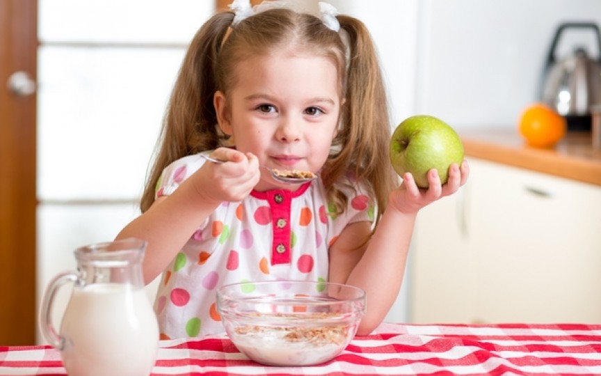 Alimentele sănătoase versus alimentele nocive pentru dantura copiilor