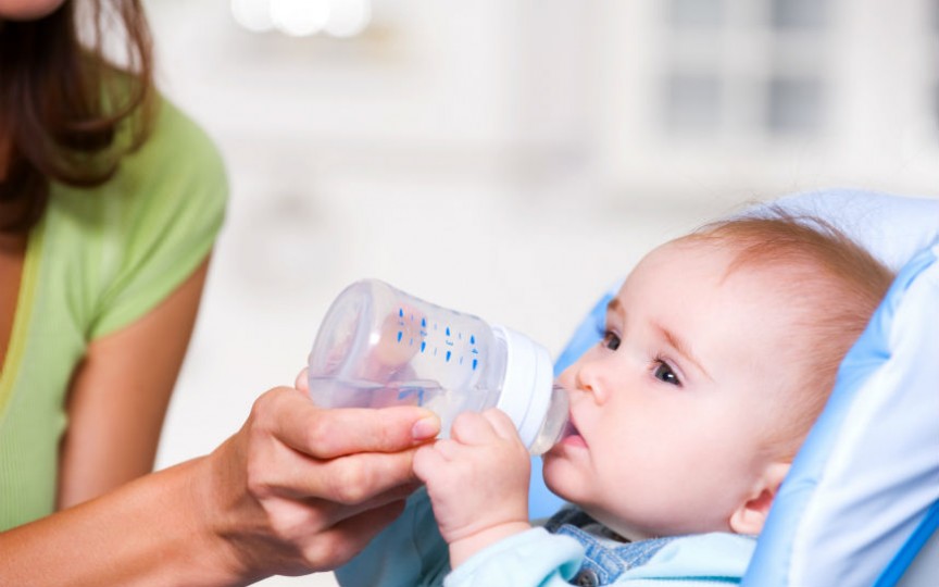 Care este cea mai potrivită apă pentru bebeluși și cum îi hidratăm corect