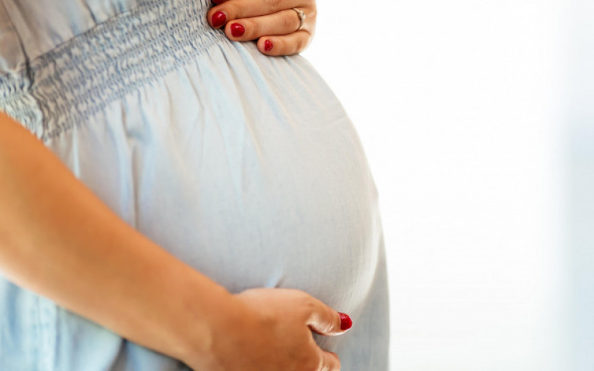 Zeci de femei însărcinate, infectate cu COVID