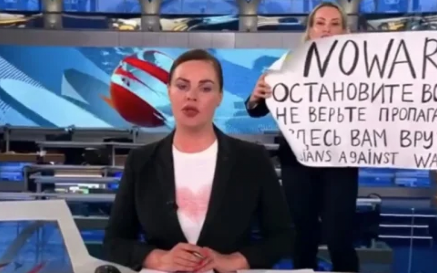 Mesajul transmis de Zelensky pentru jurnalista care a intrat în emisie directă, la postul public TV din Rusia, Pervîi Kanal, cu un mesaj anti război