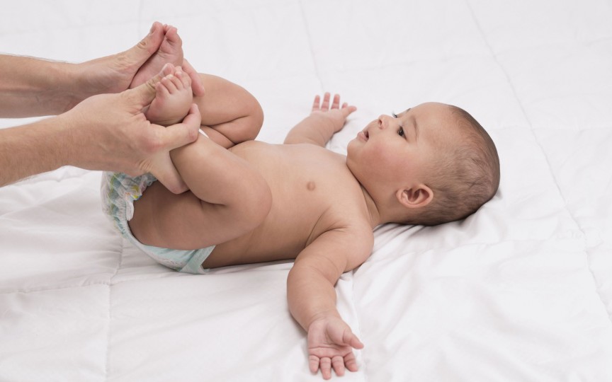 Gimnastică pentru bebeluşi: cum îl ajutăm să-și dezvolte musculatura