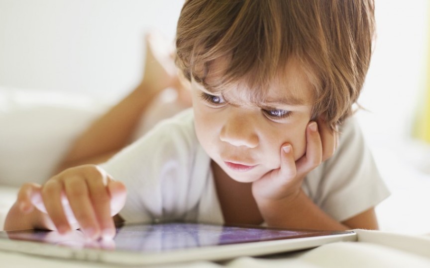 90% din copiii de 2-3 ani diagnosticați cu o formă de autism suferă din cauza televizorului și telefonului