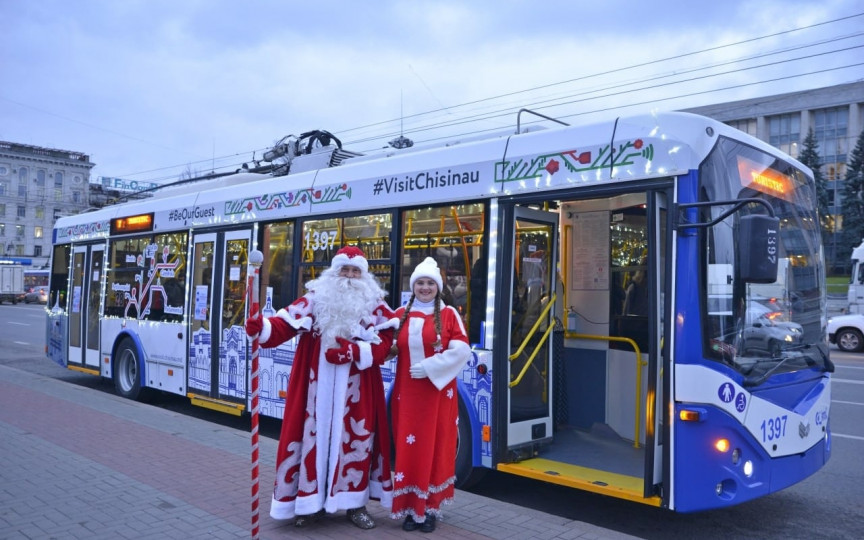 „Cunoaște orașul alături de Moș Crăciun” - două troleibuze turistice vor circula pe străzile Chișinăului