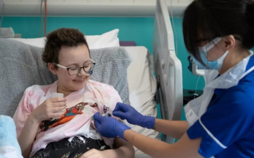 O fată de 13 ani a fost vindecată de cancer cu ajutorul unui tratament revoluționar: „Sunt recunoscătoare că sunt aici acum”