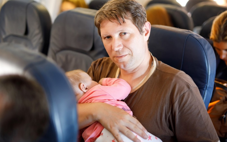 Pasagerii unui avion au cântat „Baby Shark” pentru a calma un copil care plângea